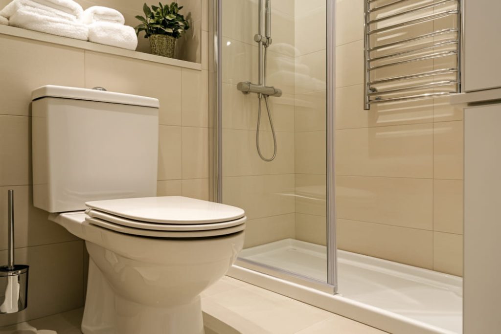 ¿Quieres saber qué tener en cuenta a la hora de reformar un baño antiguo? En este artículo te lo contamos. Reformas en Mallorca. Contáctanos.