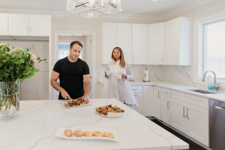 Find out which is the best material for kitchen countertops based on durability, design, maintenance, and budget. Comparative guide.