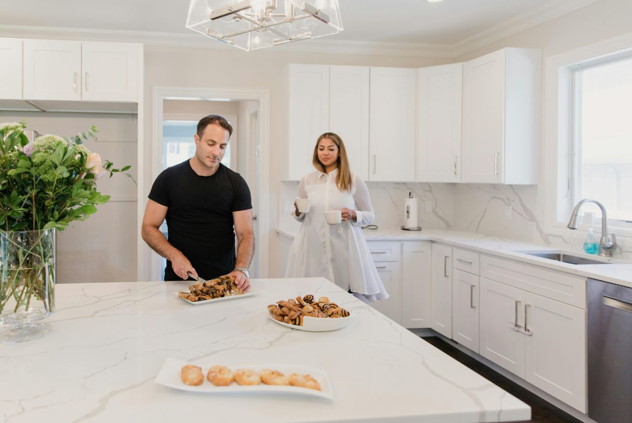 Find out which is the best material for kitchen countertops based on durability, design, maintenance, and budget. Comparative guide.