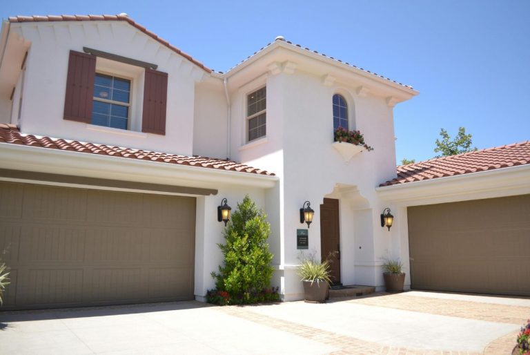 Learn how to insulate your home from outside and inside noise with real and effective solutions. We'll help you plan your renovation.
