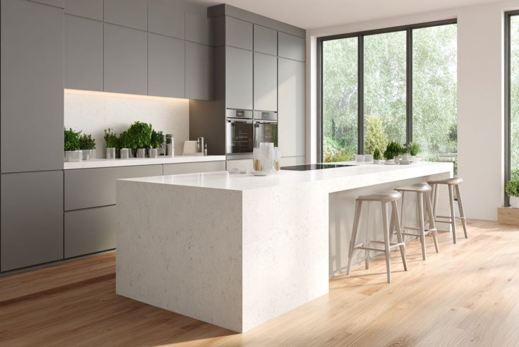 ¿Encimeras de granito o Silestone? Comparamos resistencia, estética y mantenimiento para ayudarte a elegir.