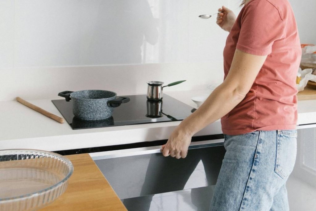 Descubre qué placa elegir: Gas vs vitrocerámica vs inducción. Compara eficiencia, seguridad y coste para tu cocina ideal.