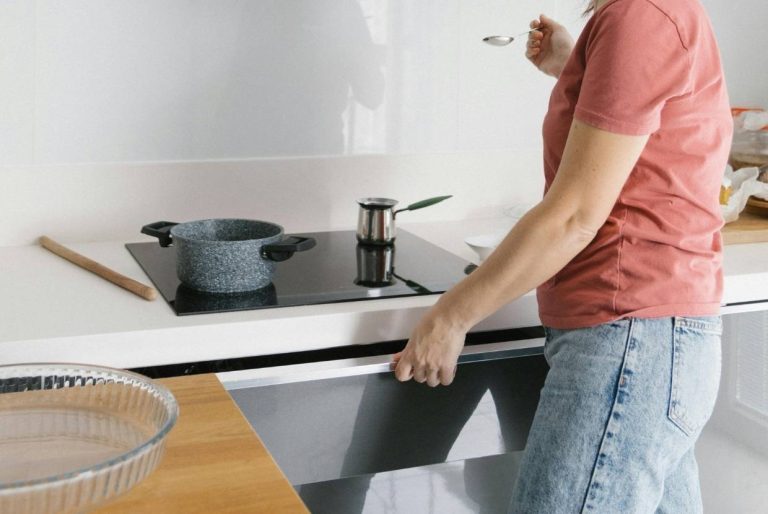 Find out which cooktop to choose: Gas vs. Ceramic vs. Induction. Compare efficiency, safety, and cost for your ideal kitchen.