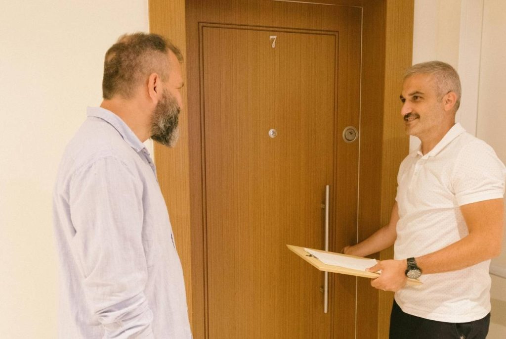 Descubre si un vecino te puede pedir tu licencia de obra, qué derechos tiene y cómo actuar para evitar conflictos en tu comunidad.