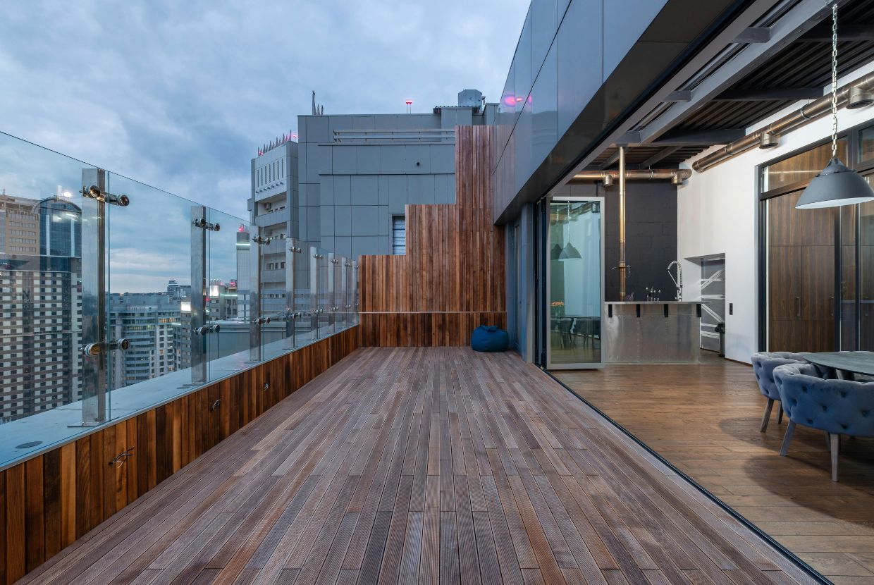 Find out if you can enclose a penthouse terrace in Spain: legal requirements, licenses, and key steps to get the most out of your home.