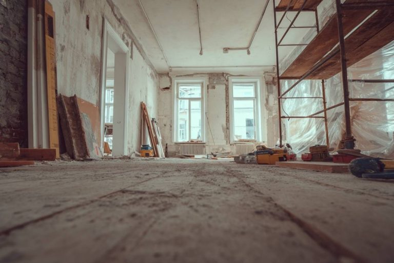 Discover how to organize a complete renovation for 30,000 euros. Ideas, costs, materials, and tips to get the most out of it.