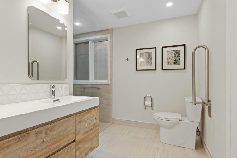 Measurements, CTE DB-SUA 2026 regulations, essential elements and support for renovating an accessible and inclusive bathroom in Mallorca. Complete guide.