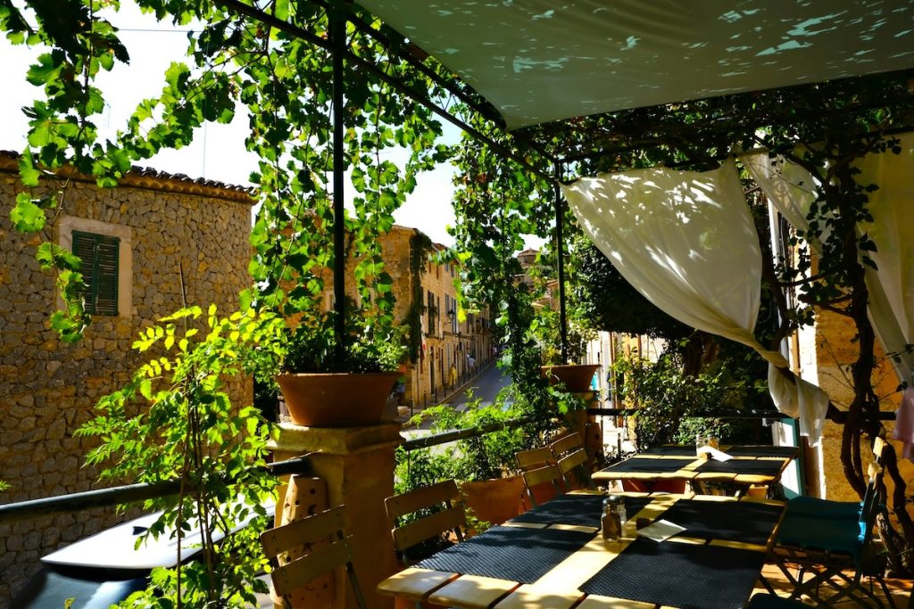 Qué permisos necesitas para cerrar una terraza de ático en Palma: licencia de obra mayor, comunidad de vecinos, coste y proceso paso a paso.