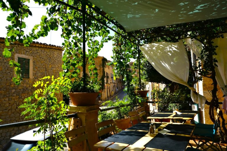 What permits do you need to enclose a rooftop terrace in Palma: major works license, community of neighbors, cost and step-by-step process.